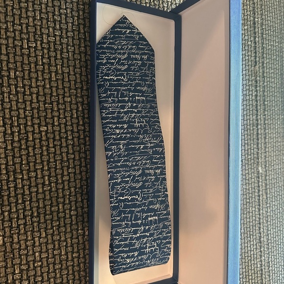 Presidential Signatures Tie - Brand Alynn - Picture 6 of 7